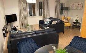 Gs - Luxury, Modern Town Centre, 2 Beds, Free Parking For One Vehicle